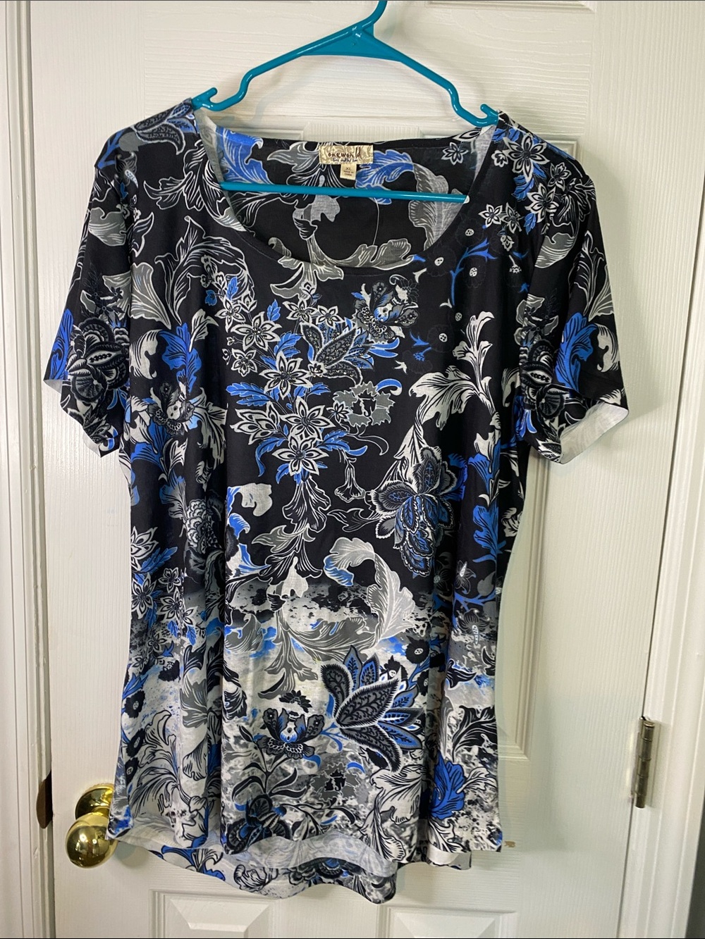 ONE WORLD Black, Blue & White Floral Scoop Neck Tee Size XLarge.